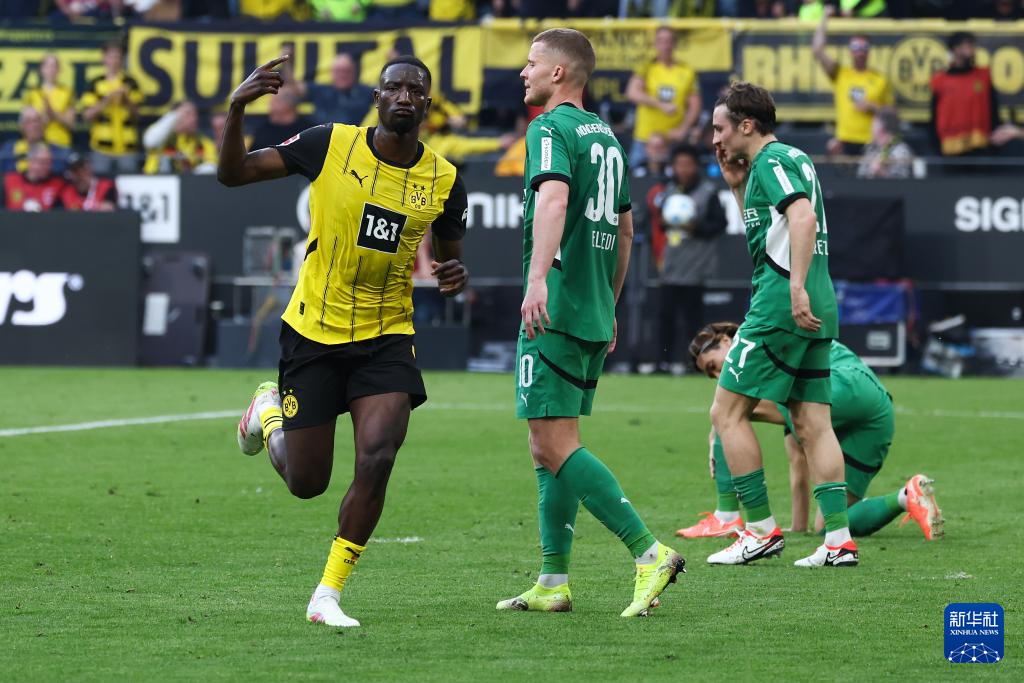 门兴格拉德巴赫内部会议纪要流出：今晨完成体检，德国杯使命明确，临场指挥获称赞的简单介绍