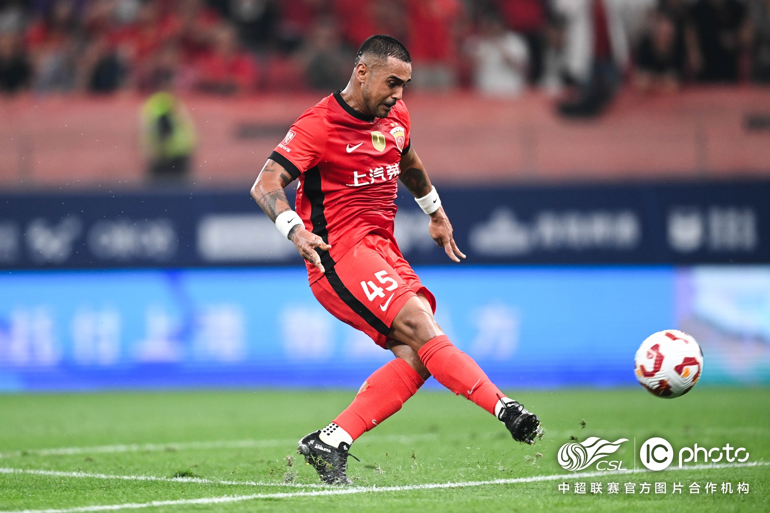 中超倒计时,上海久事清晨外线爆发,细节引发关注,悬念犹存,训练强度明显提升的简单介绍 中超倒计时,上海久事清晨外线爆发,细节引发关注,悬念犹存,训练强度明显提升的简单介绍